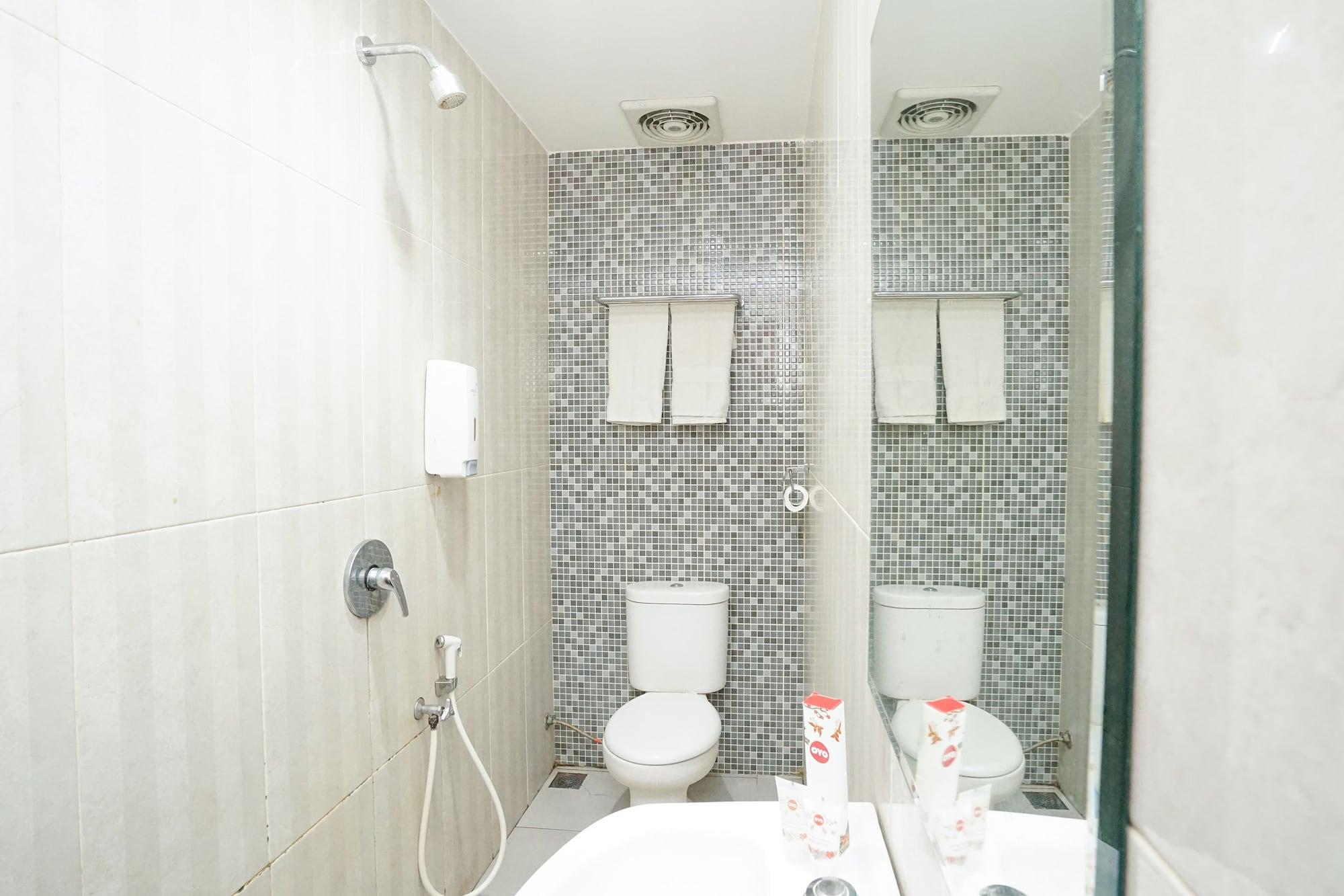 Oyo 277 Rukotel Near Rsu Adi Husada Undaan Kota Сурабая Екстериор снимка