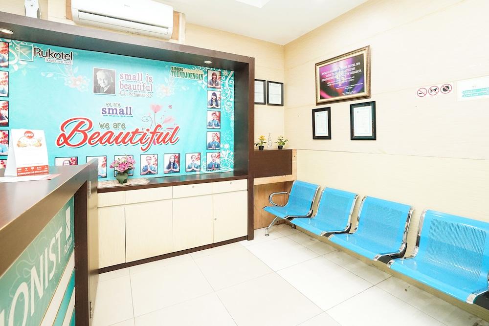 Oyo 277 Rukotel Near Rsu Adi Husada Undaan Kota Сурабая Екстериор снимка